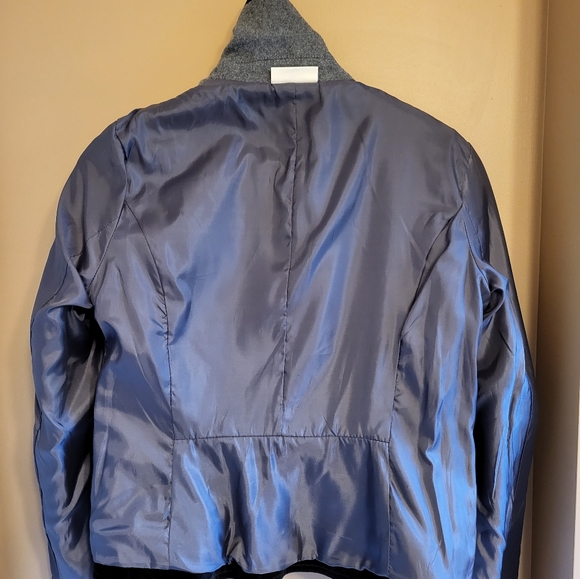 DKNY Jeans. Short waisted grey felt wool blazer, black velvet trim - Picture 9 of 13